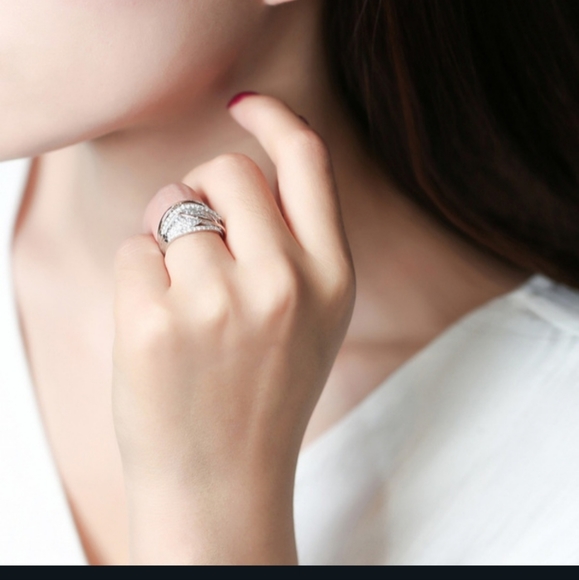 💥💥NEW💥💥Beautiful Twisted ROSE GOLD and SILVER Plated CZ cocktail ring - Picture 5 of 11